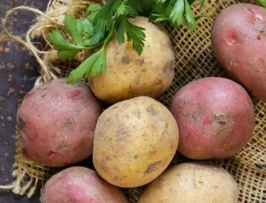 Μήπως τόσα χρόνια πλένουμε λάθος τις πατάτες;